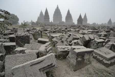 Prambanan Tertutup Abu Kelud