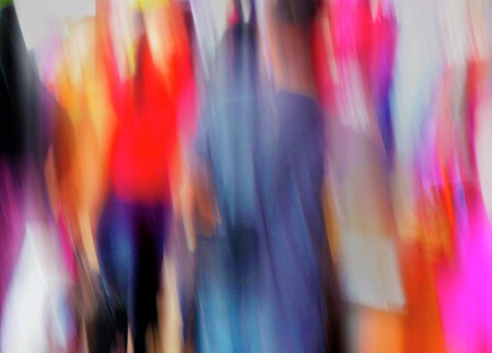 Wanita Berbaju Merah