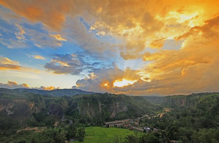 sunset on sianok canyon
