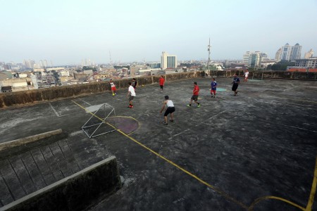 Bola di Atas Gedung