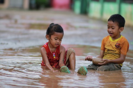 bermain di genangan banjir