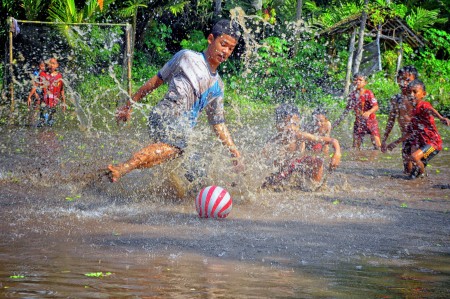 bermain bola