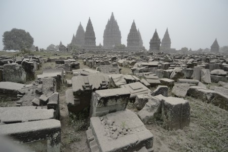 Prambanan Tertutup Abu Kelud