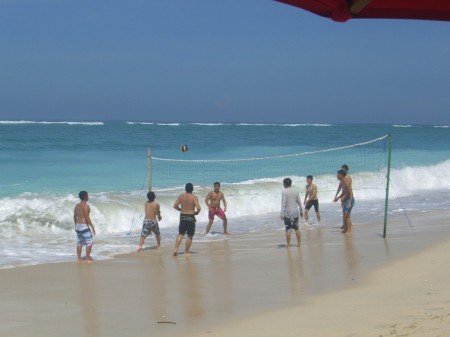Bermain Bola Voly Pantai