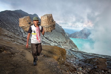 Pengumpul Belerang di Kawah Ijen
