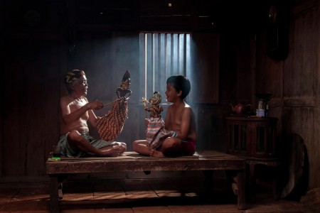 Bermain wayang bersama kakek
