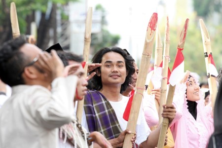 Pemuda dan bambu runcing