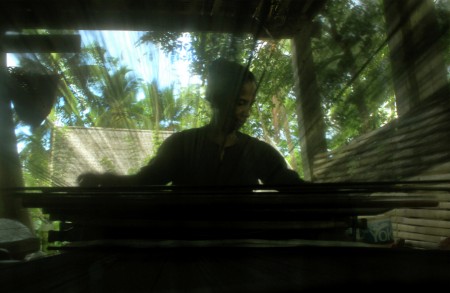 pembuat sarung tenun khas kajang