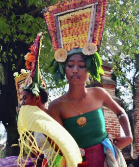Penari Rejang Juuk Manis