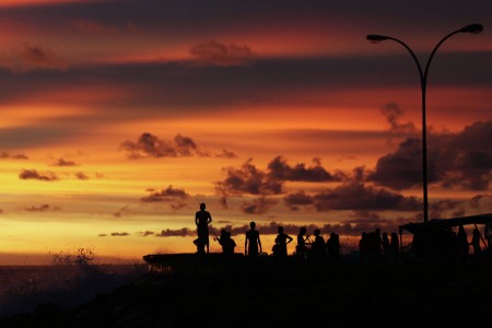 MENIKMATI SENJA DI PANTAI PADANG