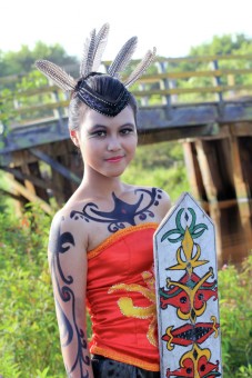 tersenyum