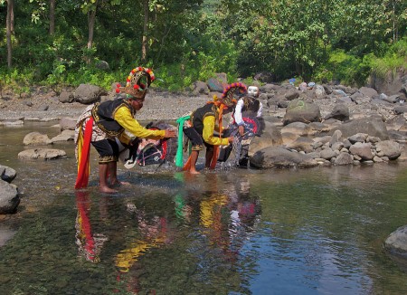 Ngguyang Jaran Kepang.