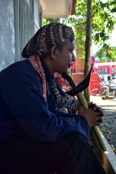 Bertopang dagu pada keris