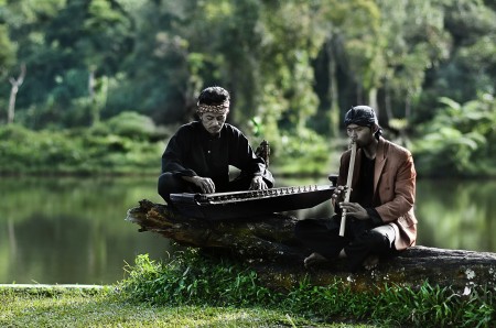 Bermain Musik Tradisional