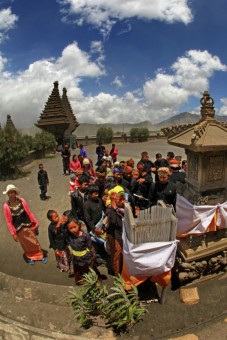 BERIBADAH PURA LUHUR POTEN BROMO