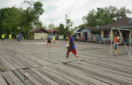 Bermain Bola di Atas Papan