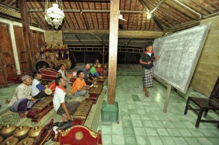 old student ( gamelan java )
