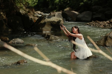 Bidadari di tengah sungai