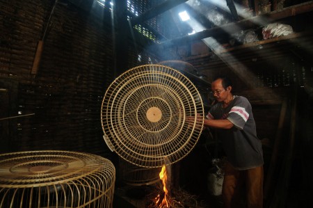 Pengrajin sangkar burung Murai