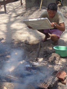 Membakar ikan