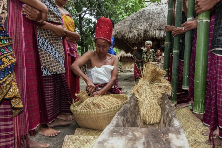 persiapan menumbuk padi