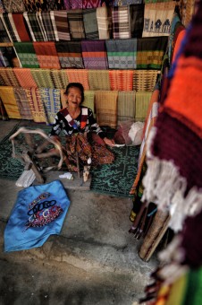 Nenek Penjual Kain Tradisional