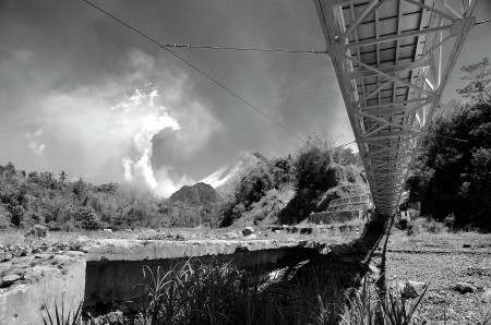 Gunung Merapi Berlidah Putih