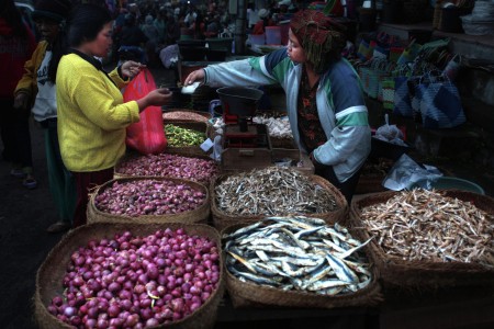 Transaksi di Pasar Tradisional