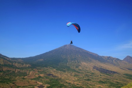 RINJANI BERPAYUNG