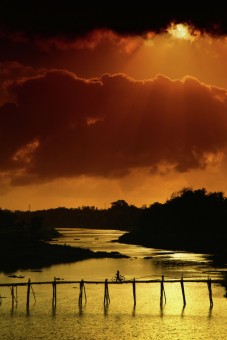 Melintas jembatan pundong