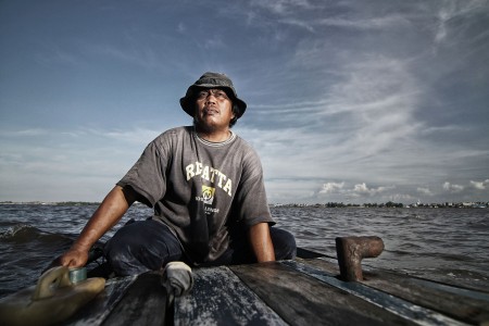 melawan arus