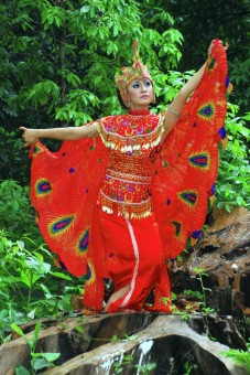 Tari merak dengan kostum berwarna merah