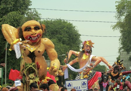 semarak pawai ogoh - ogoh di Pulau Lombok