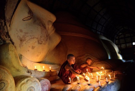 The little monks and the sleeping Buddha