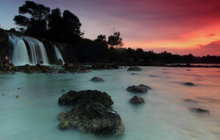 Langit merah di toroan