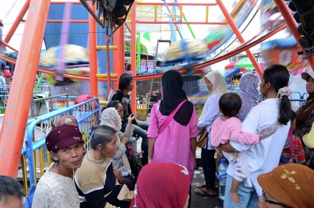 Ibu-Ibu Menunggu