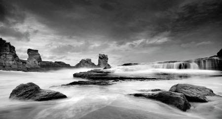 " Rock On The Sea "