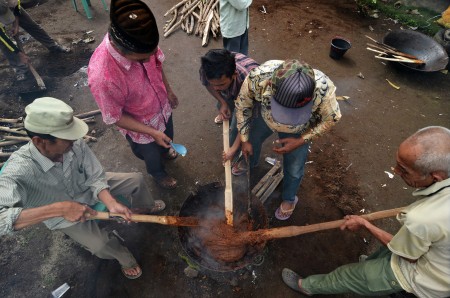 nyiwok "membuat kue adat"