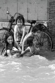 Banjir Tak Pudarkan Keceriaan Kami