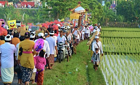 The Crowd to Melasti