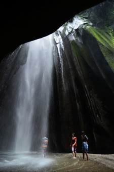 mandi di air terjun manduriang