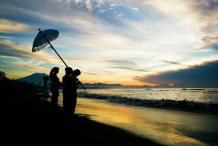 Melasti di Pantai Saba