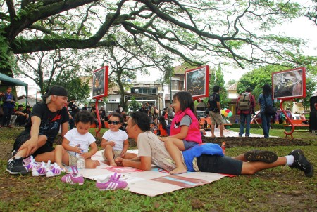 asyiknya  bercengkrama dengan anak di taman