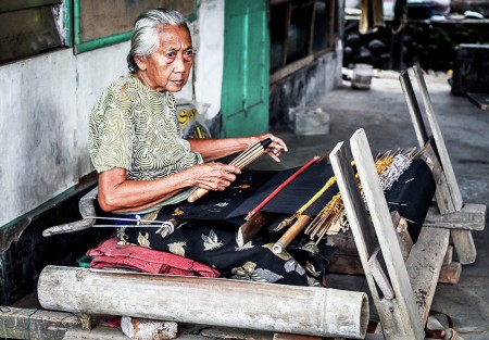 Pengerajin songket tua jembrana bali