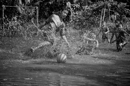 bermain bola