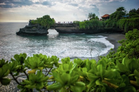 Menunggu senja di pantai Tanah Lot