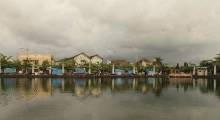 Kehidupan Di Pinggir Kolam Kota Tua