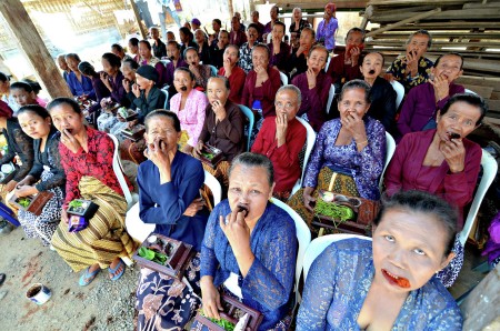 Menginang: Cikal Bakal Tradisi Kretek Nusantara