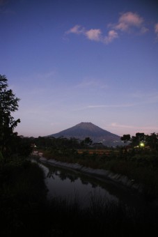 Gunung Sumbing melewati subuh