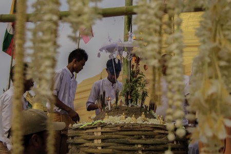 Praying to sand Pagoda.